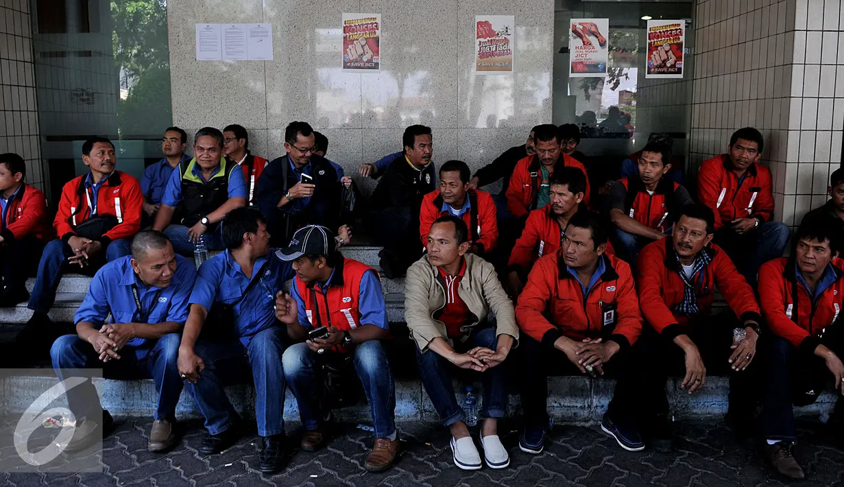 Serikat pekerja PT Jakarta International Container Terminal (JICT) melakukan aksi unjuk rasa di Pelabuhan Tanjung Priok, Jakarta, Selasa (28/7/2015). Mereka menolak perpanjangan pengelolaan JICT kepada Hutchison sampai 2039. (Liputan6.com/JohanTallo)
