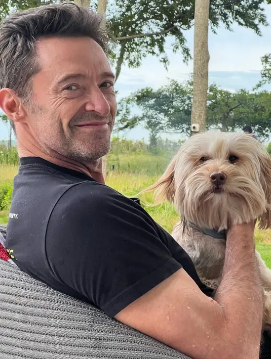 Hugh Jackman berfoto dengan anjing peliharaannya. Aktor yang juga penyanyi ini merupakan seorang dog person. (Instagram/@thehughjackman)