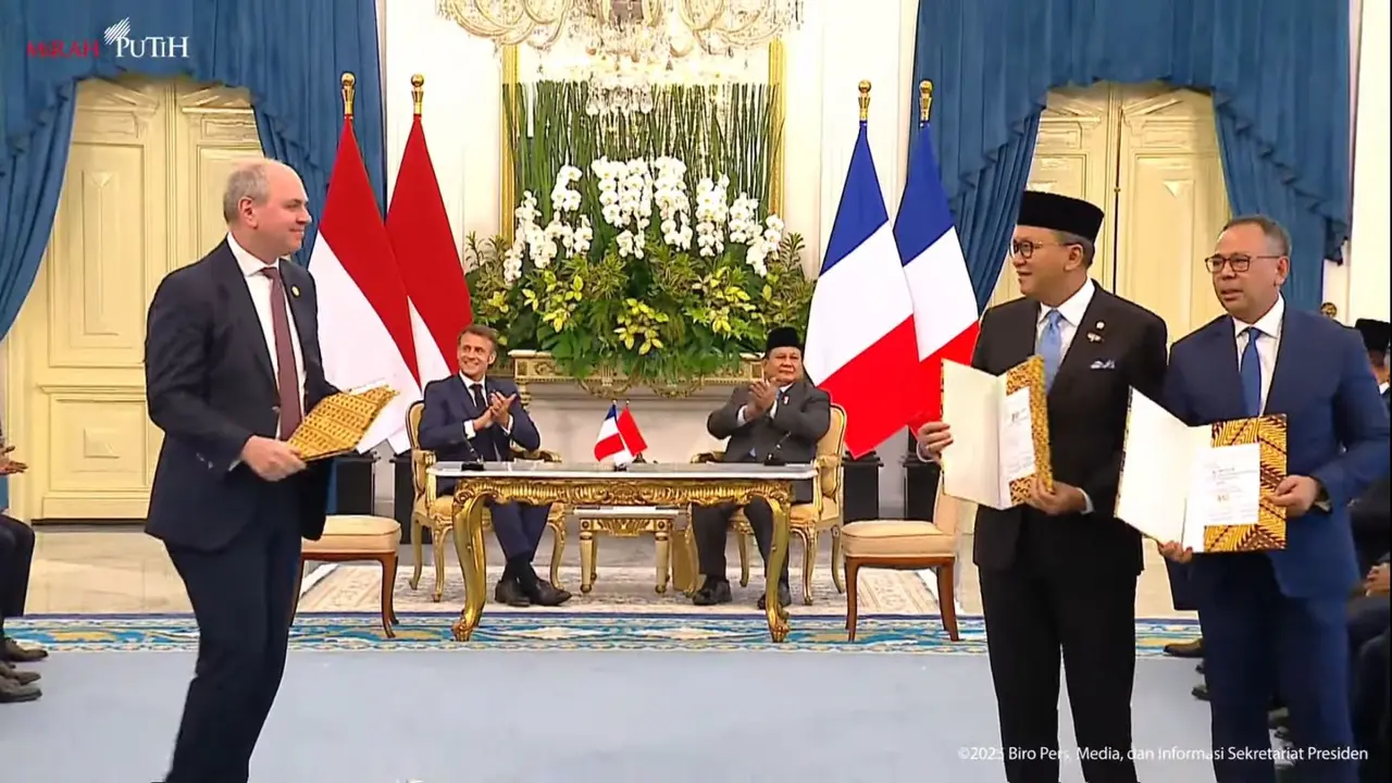 CEO Eramet Group Paulo Castellari, CEO Danantara dan Ketua Dewan Direktur INA Ridha Wirakusumah menandatangani MoU penjajakan pembentukan platform investasi strategis di Istana Negara. (Dok Eramet)