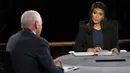 Moderator Elaine Quijano menyimak pendapat salah satu cawapres AS pada debat perdana di Longwood University, Virginia, Selasa (4/10). Quijano (41) juga menjadi moderator debat termuda yang pernah ada dalam sejarah pilpres AS. (Joe Raedle/Getty Images/AFP)