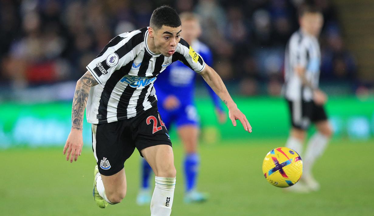 Miguel Almiron. Sayap kanan Newcastle United, Miguel Almiron menguasai bola saat menghadapi Leicester City dalam laga pekan ke-17 Liga Inggris 2022/2023 di King Power Stadium (26/12/2022). Hingga kini ia telah mencetak 9 gol dan 1 assist dari total 19 laga di Liga Inggris. Hingga pekan ke-19 Newcastle United dibawanya menempati posisi ke-4 klasemen sementara mengungguli tiga klub anggota Big Six, Tottenham Hotspur, Liverpool dan Chelsea. (AFP/Lindsey Parnaby)