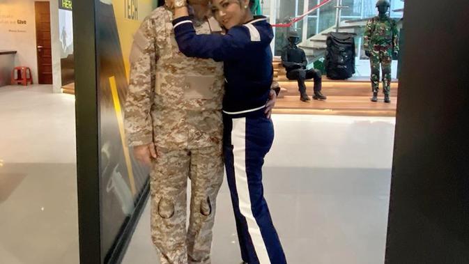 Kemesraan Krisdayanti dan Raul Lemos yang tepis kabar perceraian (Sumber: Instagram/krisdayantilemos)