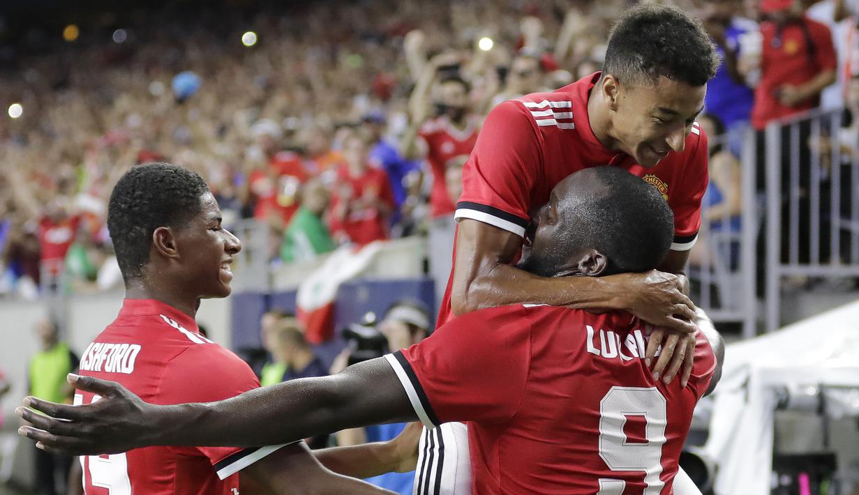 Ekspresi para pemain Manchester United merayakan gol Romelu Lukaku saat melawan Manchester City pada laga International Champions Club di NRG Stadium, Houston, (20/7/2017). (AP/David J. Phillip)