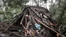 Badan Nasional Penanggulangan Bencana (BNPB) mengimbau masyarakat untuk tidak beraktivitas dalam radius 8 km dari puncak dan 20 km di sepanjang aliran Besuk Kobokan untuk menghindari korban jiwa. Tampak dalam foto, seorang pria mencari barang-barang yang bisa diselamatkan di dalam rumahnya yang hancur akibat aliran piroklastik selama letusan Gunung Semeru di Desa Supiturang, Lumajang, Jawa Timur pada Kamis 20 November 2025. (Agus Harianto/AFP)