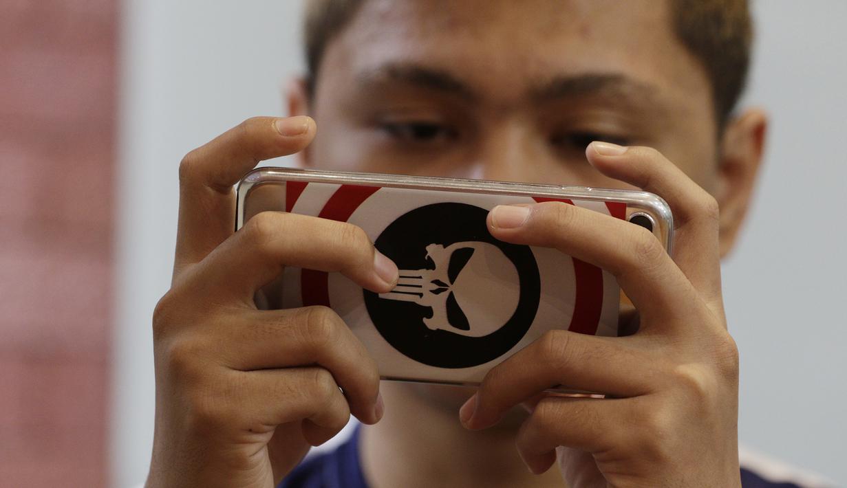 Tim e-Sports, WAW divisi PUBG, memberikan simulasi saat mengunjungi Kantor KLY di Jakarta, Kamis (21/2). Dalam kunjungan itu tim milik Youtuber Reza Arap tersebut berbagi tips dan triks dalam bermain PUBG. (Bola.com/M. Iqbal Ichsan)