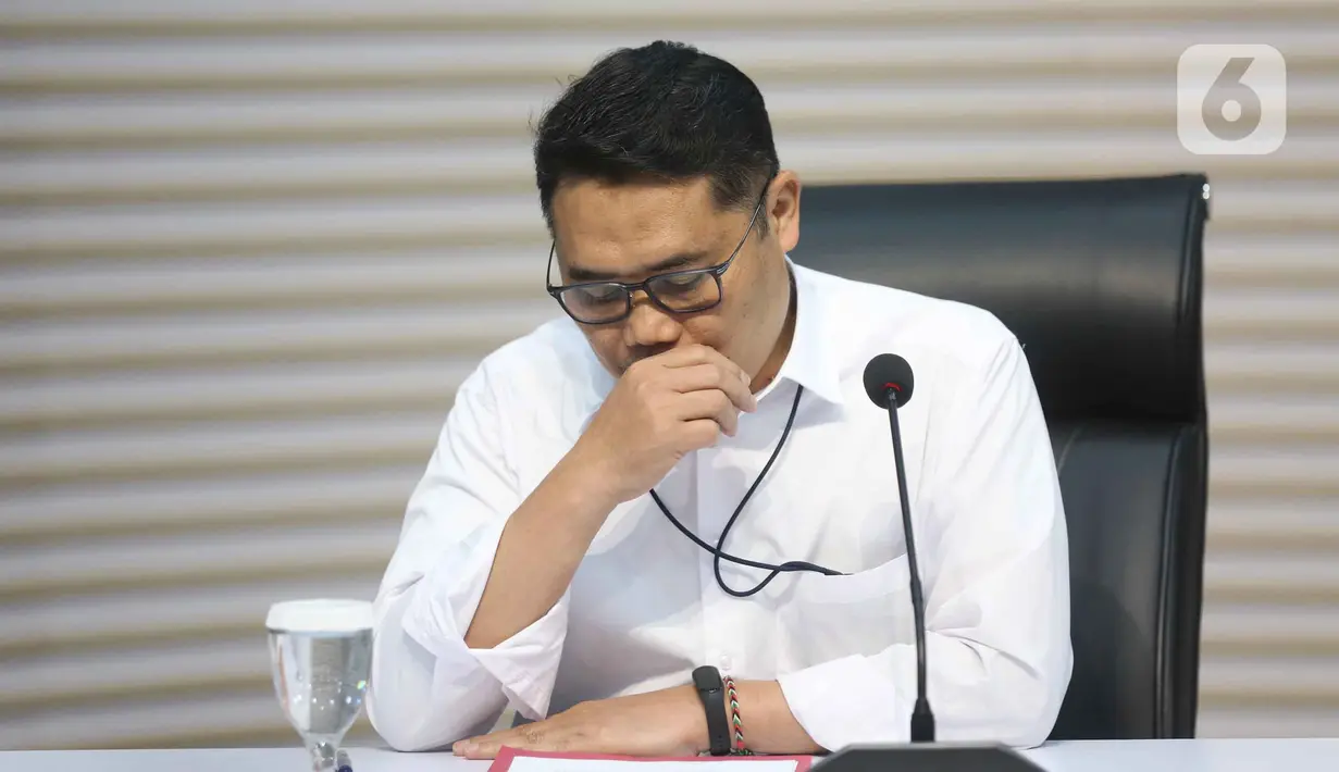 Deputi Bidang Penindakan dan Eksekusi Komisi Pemberantasan Korupsi (KPK), Asep Guntur Rahayu, mengatakan Syamsul Auliya Rachman selaku Bupati Cilacap memerintahkan Sadmoko Danardono sebagai Sekda untuk mengumpulkan uang yang akan digunakan untuk kebutuhan memberikan Tunjangan Hari Raya (THR) dalam rangka Hari Raya Lebaran Idul Fitri 1447 Hijiriah untuk pribadi dan pihak-pihak eksternal. Tampak dalam foto, Deputi Bidang Penindakan dan Eksekusi Komisi Pemberantasan Korupsi (KPK), Asep Guntur Rahayu saat memberi keterangan terkait Operasi Tangkap Tangan (OTT) terhadap Bupati Cilacap, Jawa Tengah, Syamsul Auliya Rachman, di Gedung Merah Putih Komisi Pemberantasan Korupsi (KPK), Jakarta, Sabtu (14/3/2026). (Liputan6.com/Helmi Fithriansyah)