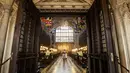 Direktur Musik St George's Chapel, James Vivian (tengah) memimpin latihan paduan suara sebelum doa malam menjelang pernikahan Pangeran Harry dan tunangannya Meghan Markle di Windsor, Inggris (14/5). (AFP/Pool/ Steve Parsons)