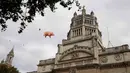 Balon udara berbentuk babi melayang di atas Victoria and Albert Museum di London, Inggris, Rabu (31/8). Balon babi berwarna pink itu untuk mempromosikan pameran grup band "Pink Floyd" yang akan dibuka mulai bulan Mei 2017. (REUTERS/Peter Nicholls)