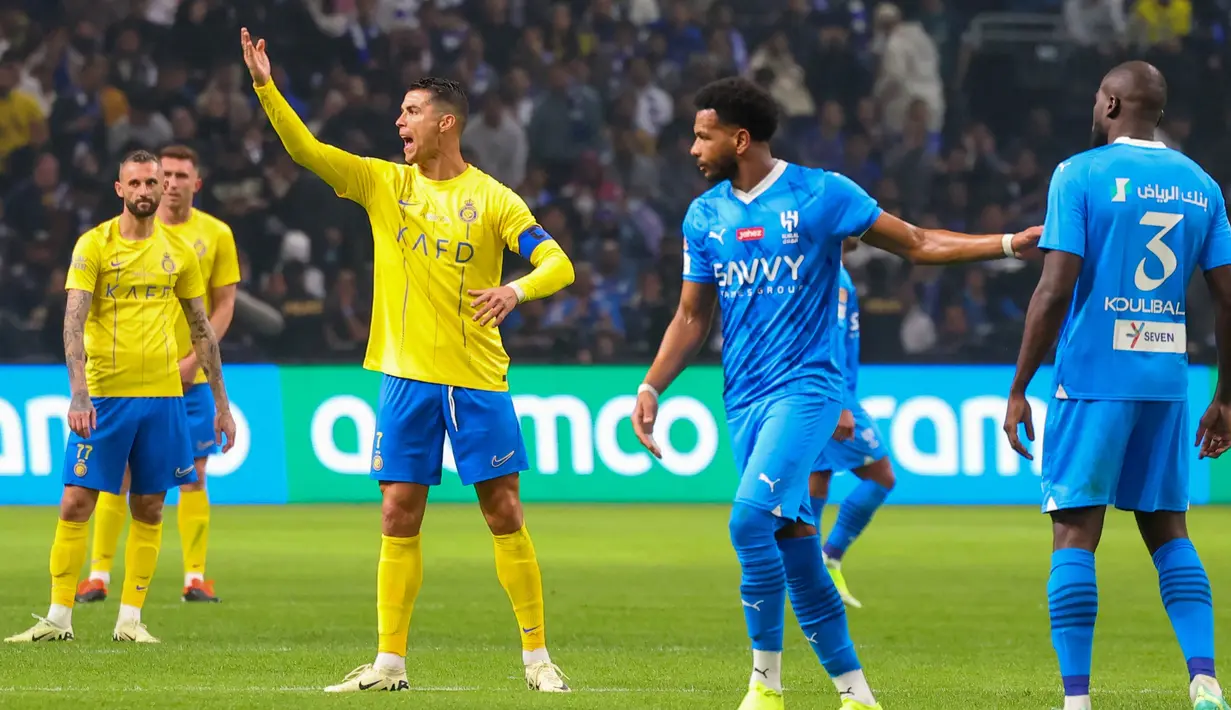 Pemain Al-Nassr, Cristiano Ronaldo, saat melawan Al-Hilal pada laga persahabatan di Kingdom Arena, Riyadh, Jumat (9/2/2024). (AFP/Fayez Nureldine)