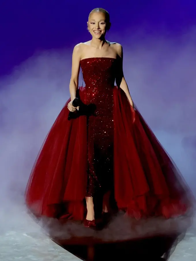 Ada Heels di Punggung Gaun Sequin Merah Ariana Grande, Tampil Sebagai Penyihir Cantik di Oscars 2025