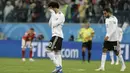 Striker Mesir, Mohamed Salah, menutup wajahnya usai ditaklukkan Rusia pada laga Piala Dunia 2018 di Stadion Krestovsky, Saint-Petersburg, Rabu (20/6/2018). Rusia menang 3-1 atas Mesir. (AP/Gregorio Borgia)