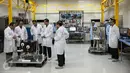 Presiden Jokowi bersama Menteri Kabinet Kerja meninjau satelit Ekuatorial pertama Indonesia, Lapan A2 di Pusat Teknologi Satelit Lapan, Bogor, Kamis (3/9/2015). Satelit tersebut nantinya akan segera diberangkatkan ke India. (Liputan6.com/Faizal Fanani)
