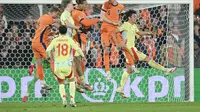 Bek Belanda Jan Paul van Hecke (tengah) melompat untuk merebut bola selama pertandingan leg pertama perempat final Liga Bangsa-Bangsa UEFA antara Belanda dan Spanyol di stadion De Kuip di Rotterdam, pada 20 Maret 2025.NICOLAS TUCAT / AFP