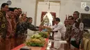 Presiden Jokowi berjabat tangan usai menerima Ikhtisar hasil Pemeriksaan Semester (IHSP) I Tahun 2019 dan Laporan Hasil Pemeriksaan (LHP) Periode Semester I Tahun 2019 dari Ketua Badan Pemeriksa Keuangan Moermahadi Soerja Djanegara di Istana Merdeka, Kamis (19/9/2019). (Liputan6.com/Angga Yuniar)