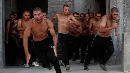 Mahasiswa Palestina mengikuti  pelatihan militer di Al-Rebat College for Law and Police Science, Khan Younis, Jalur Gaza, Kamis (24/10/2019). Sekitar 80 siswa mengikuti pendidikan selama empat tahun untuk bergabung dengan Pasukan Keamanan di Jalur Gaza. (AP /Adel Hana)