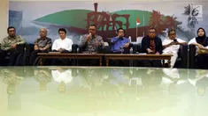 Sejumlah profesor dan pegawai Lembaga Ilmu Pengetahuan Indonesia (LIPI) menyambangi Komisi VII DPR di Kompleks Parlemen Senayan, Rabu (30/1). Mereka mengadukan sang kepala, Laksana Tri Handoko terkait reorganisasi di tubuh LIPI. (Liputan6.com/Johan Tallo)