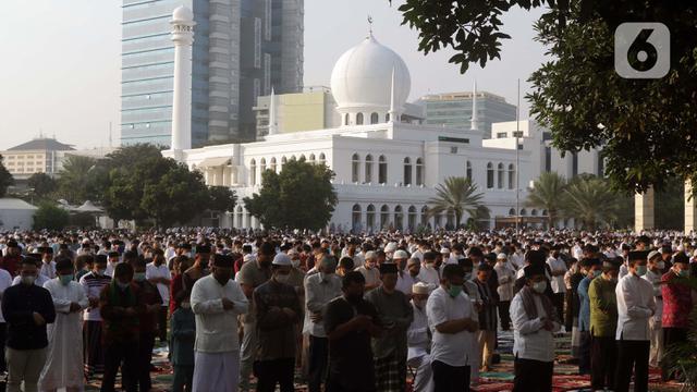 Ribuan Umat Muslim Sholat Idul Fitri 1442 H di Lapangan Masjid Al Azhar