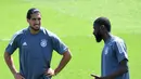 Pemain Jerman Emre Can (kiri) berbicara dengan Antonio Ruediger saat sesi latihan MD-1 di Herzogenaurach, Jerman, Senin (28/6/2021). Jerman akan melawan Inggris pada babak 16 besar Euro 2020. (Christof STACHE/AFP)