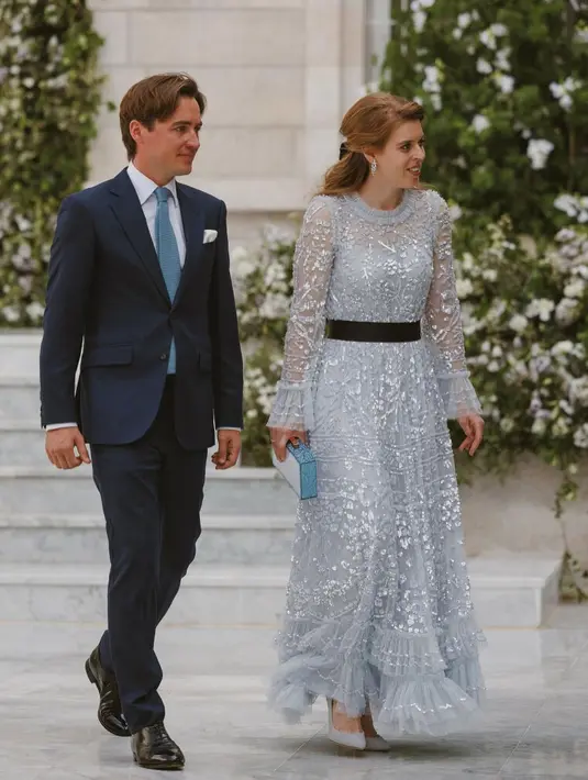 Putri Beatrice dari Inggris terlihat mengenakan gaun biru pucat dari Needle and Thread. Putri Beatrice menyempurnakan penampilannya dengan clutch bag rancangan Sophia Webster dan memadukannya dengan pump suede biru pucat dari Ralph dan Russo. [Foto: IG/love_princess_world].