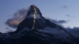 Pemandangan menakjubkan ketika deretan lampu menerangi Gunung Matterhorn, Zermatt, Swiss, Senin (13/7/2015). Gunung Matterhorn memiliki ketinggian mencapai 4.478 meter, dengan medan yang bersalju dan sangat terjal. (REUTERS/Denis Balibouse)
