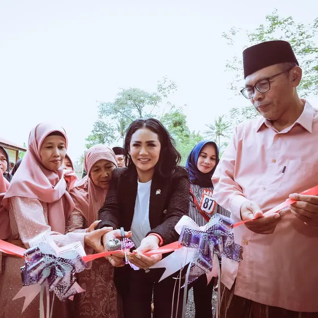 7 Potret Krisdayanti saat Blusukan, Gayanya Jadi Sorotan