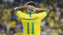 Gelandang Brasil, Philippe Coutinho, tampak kecewa usai ditahan imbang Kolombia pada laga persahabatan di Stadion Hard Rock, Florida, Jumat (6/9). Kedua negara bermain imbang 2-2. (AFP/Michael Reaves)