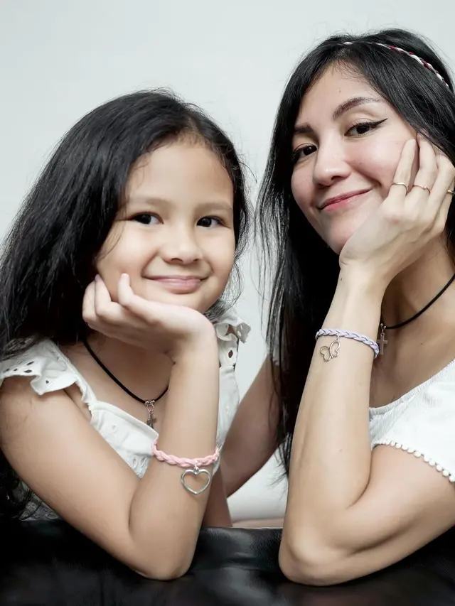 Family Potrait Ryan Delon dan Sharena, Selalu Kompak dengan Dua Buah Hati