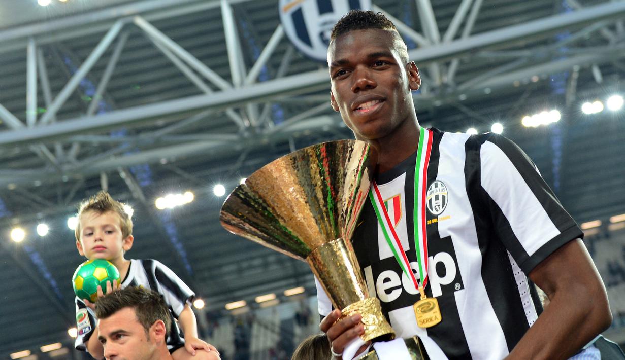 Paul Pogba. Gelandang berusia 29 tahun yang kini kembali membela Juventus usai meninggalkan Manchester United pada awal musim 2022/2023 ini menjadi satu-satunya pemain dalam daftar yang masih aktif bermain dan berpeluang menambah koleksi raihan gelar scudettonya yang kini telah mencapai 4 gelar. Empat musim membela Juventus mulai 2012/2013 hingga 2015/2016 selalu diakhirinya dengan raihan gelar scudetto Liga Italia. (AFP/Giuseppe Cacace)