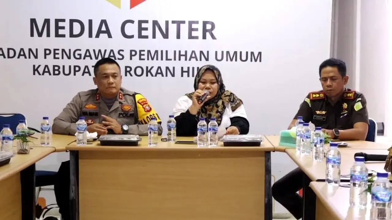Kapolres Rokan Hilir bersama Bawaslu serta Kepala Kejari dalam konferensi pers pelanggaran Pilkada.