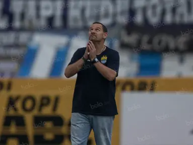 Pelatih Persib, Dejan Antonic, melakukan ritual berdoa di tengah lapangan sebelum laga melawan Madura United pada laga Torabika Soccer Championship 2016 di Stadion Si Jalak Harupat, Bandung, Sabtu (29/5/2016). (Bola.com/Vitalis Yogi Trisna)