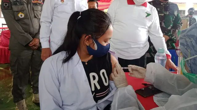 Petugas medis juga memeriksa kesehatan pelajar Balikpapan.
