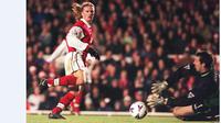 Emmanuel Petit didatangkan Arsene Wenger dari dari AS Monaco pada Juli 1997 dengan transfer 4,2 juta poundsterling. (AFP/PA/Neil Munns)