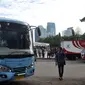 Petugas membersihkan Kopaja terintegrasi Transjakarta terparkir di Parkir Timur Senayan, Jakarta, Selasa (22/12). (Liputan6.com/Johan Tallo)