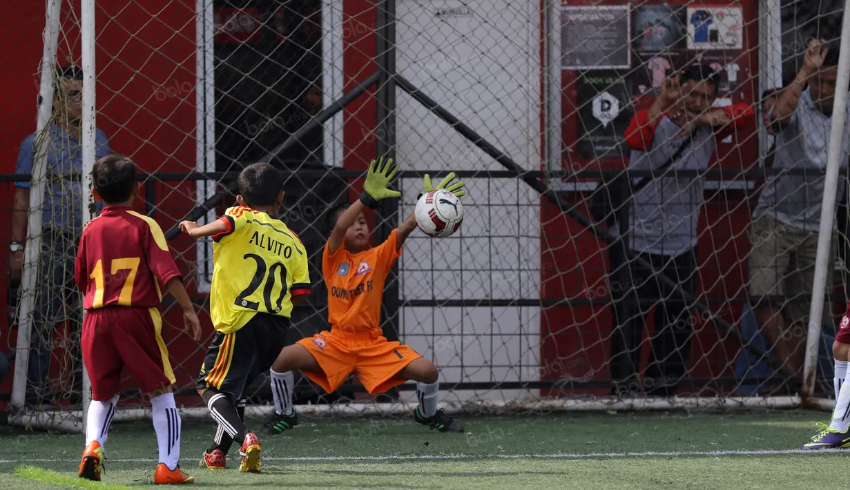 Aksi kiper Young Tiger menghalau bola sepakan lawan pada pertandingan Liga Bola Indonesia di Lapangan Sabnani Park, Serpong, Minggu (7/8/2016). (Bola.com/Nicklas Hanoatubun)