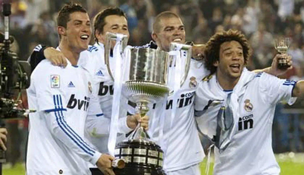 Cristiano Ronaldo (paling kiri) bersama dengan rekan-rekannya membopong trofi Copa del Rey setelah mengalahkan Barcelona 1-0 di final di Estadio Mestalla, 20 April 2011. AFP PHOTO/JOSE JORDAN