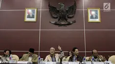 Wakil Presiden ke-6 Tri Sutrisno (tengah) memberi penjelasan saat menjadi narasumber Pleno Ke-51 Lembaga Pengkajian MPR, Jakarta, Senin (5/11). Pada Pleno ini dibahas soal perencanaan Garis-garis Besar Haluan Negara (GBHN). (Liputan6.com/Johan Tallo)