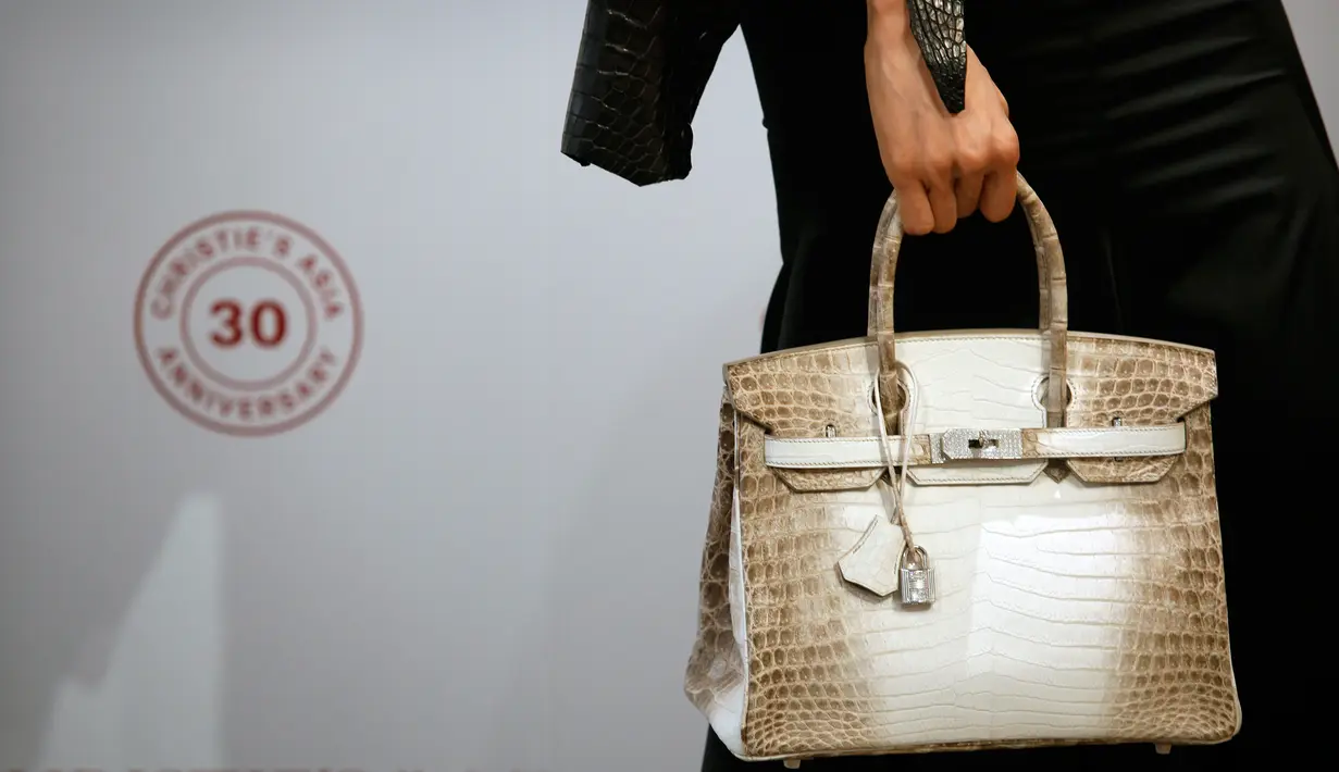 <p>Model menunjukkan tas Hermes Birkin Himalayan Crocodile berhias ratusan berlian di Balai lelang Christie&rsquo;s, Hong Kong, 4 Mei 2017. Tas Hermes Birkin Himalayan Crocodile dengan harga fantastis ini dibuat pada 2014 dari kulit buaya. (ISAAC LAWRENCE/AFP)</p>