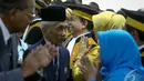 Para undangan yang hadir memberikan ucapan selamat kepada ke empat hakim yang baru, Jakarta, Selasa (21/10/2014) (Faizal Fanani)