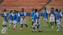 Para legenda sepakbola Indonesia yang tergabung dalam tim Primavera Baretti bersenda gurau usai latihan di Stadion GBK Jakarta, Kamis (19/5/2016). Primavera akan melakoni laga melawan para legenda Italia, Sabtu (21/5). (Liputan6.com/Helmi Fithriansyah)
