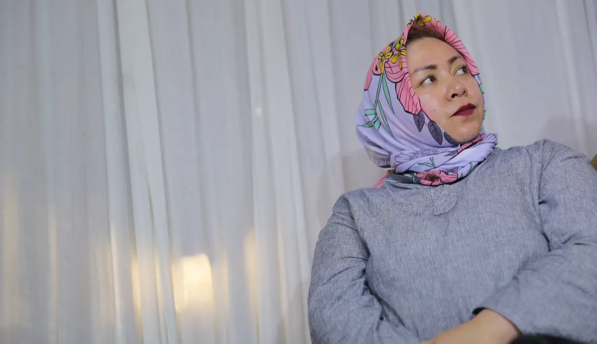 "Keluarga kan nggak selalu dalam keadaan yang baik, selalu ada ombak yang tinggi, ombak yang rendah, dan itu dinikmati aja. Saya juga nggak neko-neko, dijalani saja," tuturnya Anto Hoed. (Adrian Putra/Bintang.com)