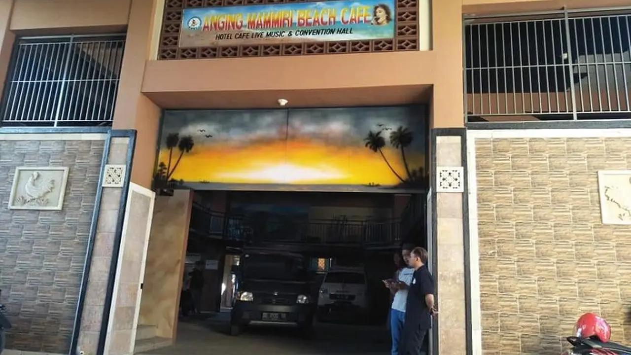 Kafe Mewah yang berada di area sempadan pantai Kota Makassar ini tetap beraktivitas meski telah disegel oleh pihak Dinas Tata Ruang dan Bangunan karena tak memiliki izin (Liputan6.com/ Eka Hakim)