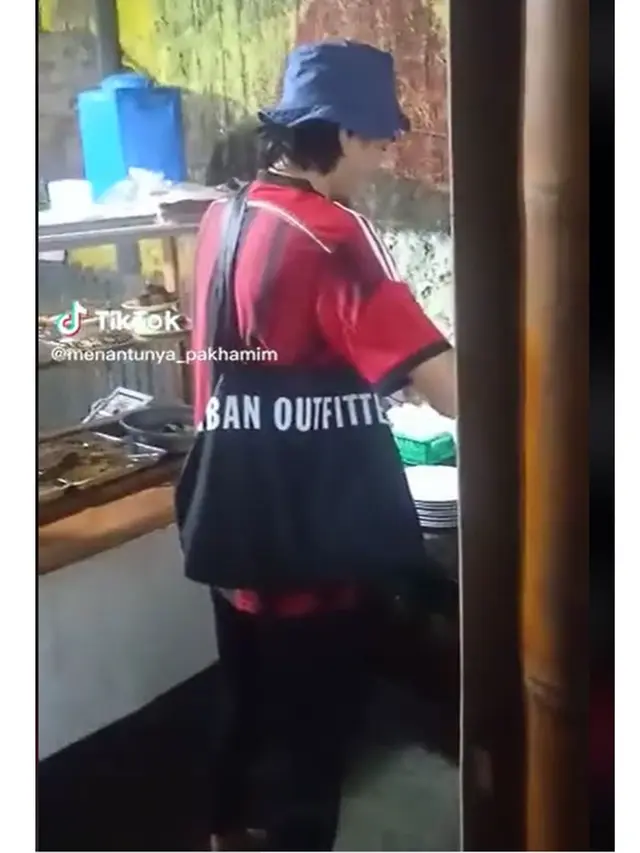 6 Potret Duta Sheila On 7 Makan di Warteg, Tampil Santai Pakai Jersey Bola