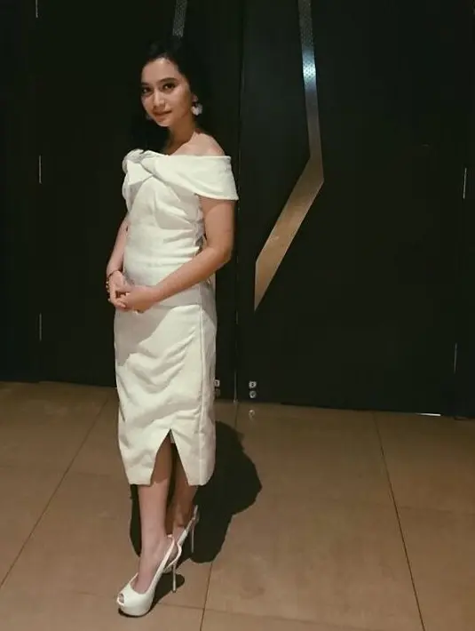 Nah, kalau yang satu ini Amanda tampil cantik dengan outfit putih. Ia memakai dress dan heels berwarna senada. Style Amanda kali ini membuktikan kalau gaya Amanda memang  sederhana namun tetap elegan.  (Instagram/auroramanda95)