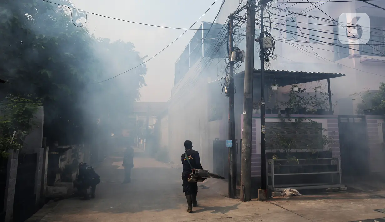 Petugas melakukan pengasapan atau fogging di kawasan perumahan Jalan Delima Raya, Jakarta Barat, Senin (25/10/2021). Pemyemprotan guna membasmi nyamuk Aedes aegypti yang menyebabkan penyakit demam berdarah (DBD) saat musim hujan di kawasan pemukiman warga. (Liputan6.com/Johan Tallo)