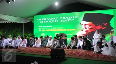 Para Politisi dan tokoh agama menghadiri haul ke enam Gus Dur di Ciganjur, Jakarta, Sabtu (26/12/2015). Dalam acara ini masyarakat diajak untuk merawat tradisi serta merajut hati seperti pencerminan dari perjuangan Gus Dur. (Liputan6.com/Gempur M Surya)