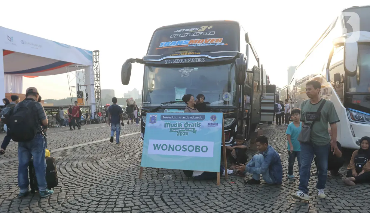279 bus dikerahkan untuk mengantar para pemudik menuju 19 daerah tujuan di berbagai kota di pulau Jawa. (Liputan6.com/Herman Zakharia)