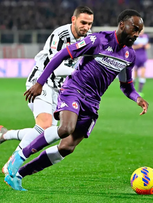 Pemain Fiorentina Jonathan Ikone (kanan) berebut bola dengan pemain Juventus Mattia De Sciglio pada pertandingan sepak bola leg pertama semifinal Coppa Italia di Stadion Artemio-Franchi, Florence, Italia, 2 Maret 2022. Juventus menang 1-0. (Alberto PIZZOLI/AFP)