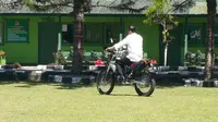 Jokowi saat ujicoba motor trail sebelum menyusuri proyek jalan Trans Papua (Liputan6.com/dok. Puspen TNI) 