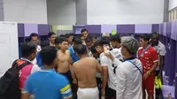 Suasana ruang ganti Persiba Balikpapan setelah memenangkan perebutan tempat ketiga Liga 3 melawan PSGC Ciamis di Stadion Indomilk Arena, Kamis (27/2/2025). (Bola.com/Gregah Nurikhsani)