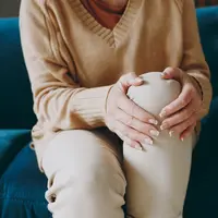 Ilustrasi Jerawat di Lutut Kaki. Credit via Shutterstock.com